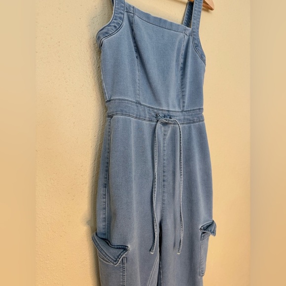 Tinseltown | Belted Sleevless Denim Jumpsuit light wash - Size M - Picture 2 of 3